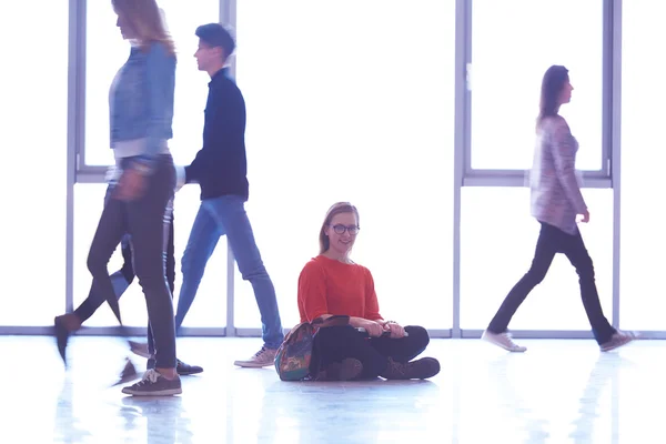 Student meisje permanent met laptop, mensen groep passerende — Stockfoto