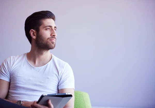 Estudante trabalhando em tablet — Fotografia de Stock