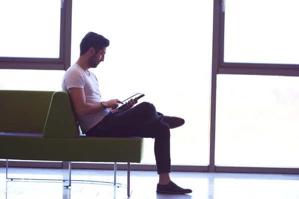 Estudiante trabajando en tableta — Foto de Stock