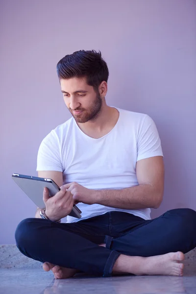 Estudiante trabajando en tableta — Foto de Stock