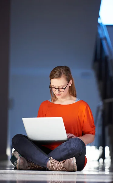 Student meisje met laptopcomputer — Stockfoto