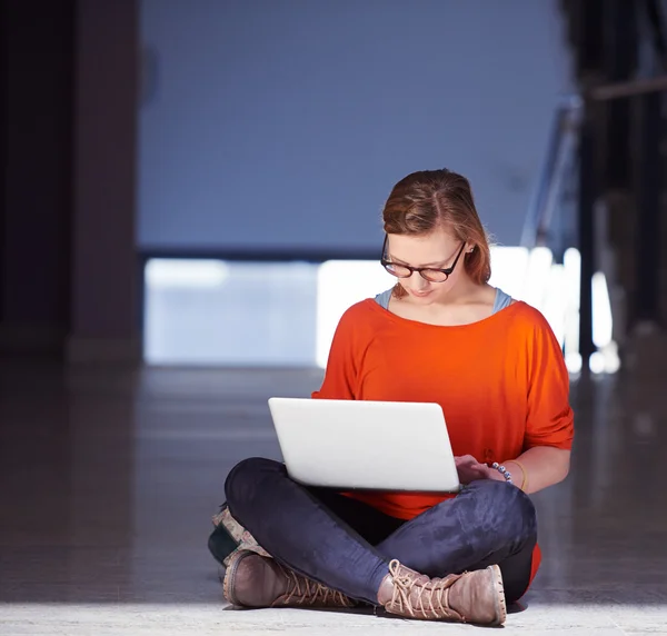 Student tjej med bärbar dator — Stockfoto