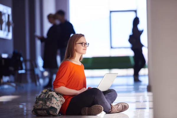 Menina estudante com computador portátil — Fotografia de Stock