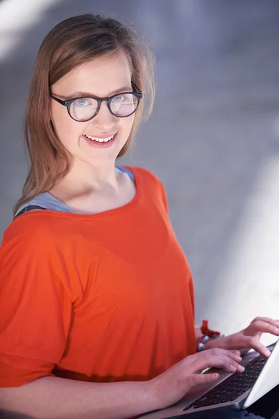 Menina estudante com computador portátil — Fotografia de Stock