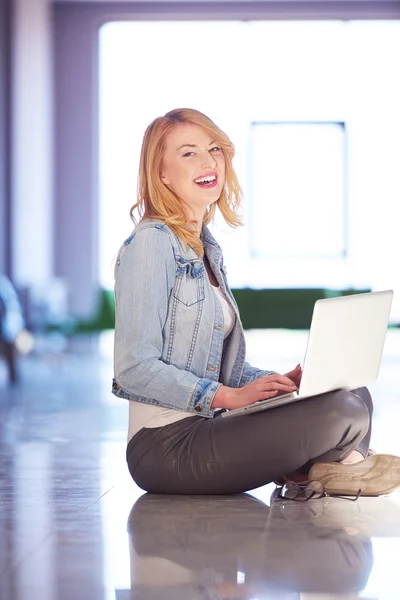 Estudiante chica con ordenador portátil —  Fotos de Stock