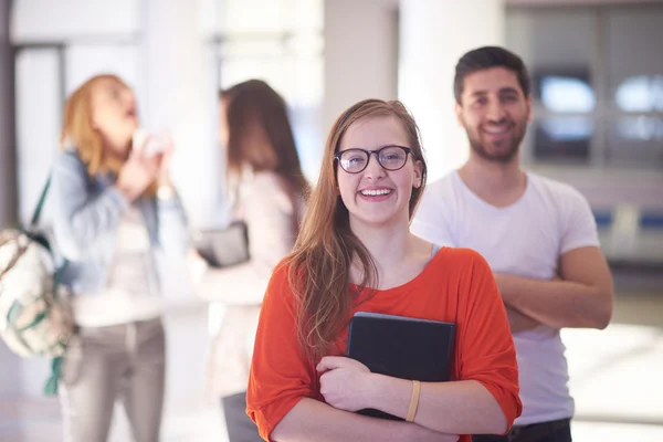 Studenti coppia in piedi insieme — Foto Stock