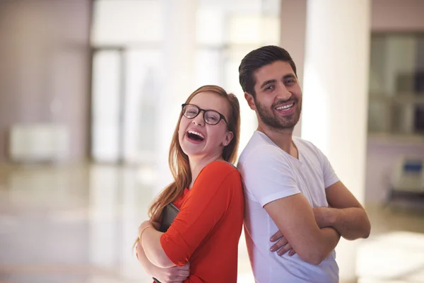 Studenter par stående tillsammans — Stockfoto