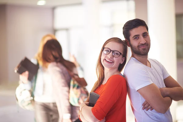 Étudiants couple debout ensemble — Photo