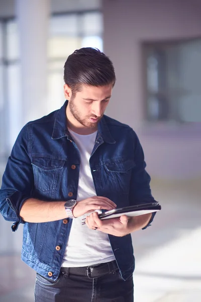 Étudiant utilisant une tablette — Photo