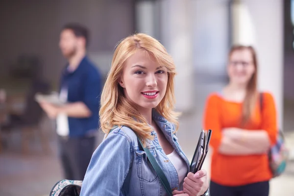 Studentka s tabletovým počítačem — Stock fotografie