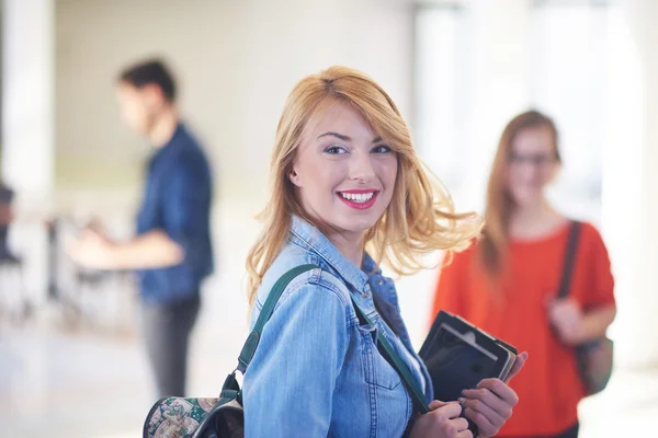 Studente ragazza con tablet computer — Foto Stock