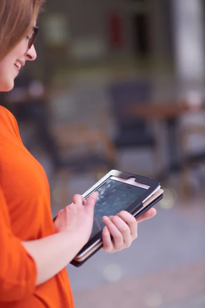 Siswa gadis dengan komputer tablet — Stok Foto