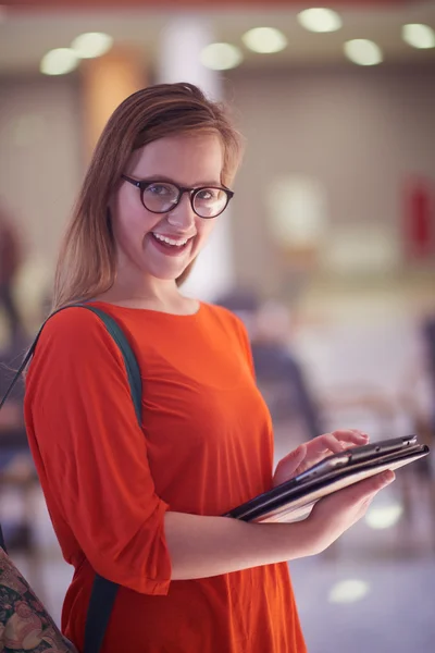 Studentka s tabletovým počítačem — Stock fotografie