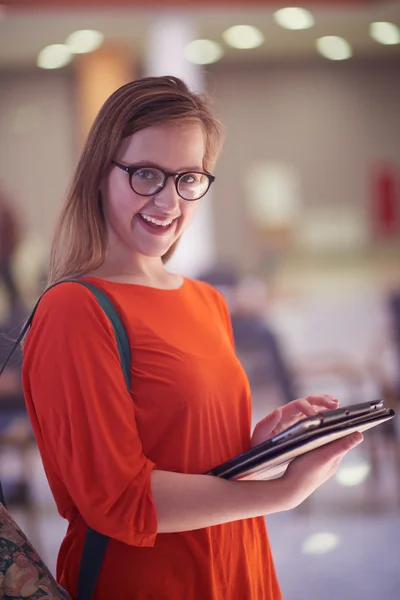 Studente ragazza con tablet computer — Foto Stock