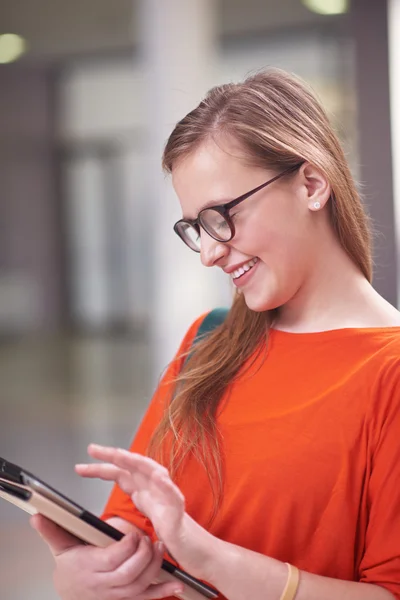 Estudante menina com tablet computador — Fotografia de Stock