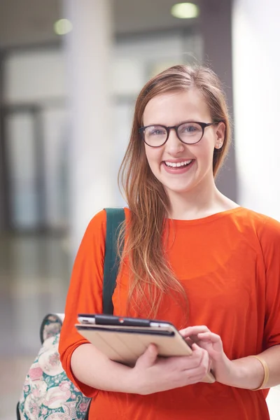 Studentów dziewczyna z komputera typu tablet — Zdjęcie stockowe