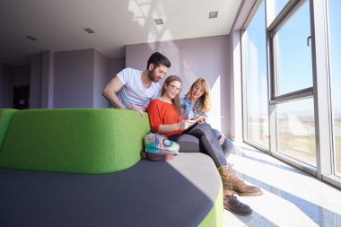 Öğrenci grubu okul projesinde birlikte çalışıyor.