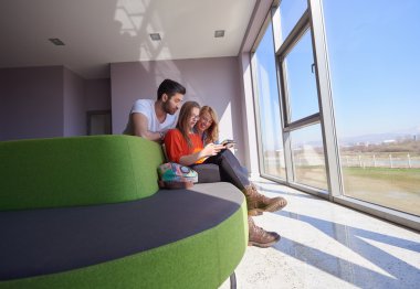 Öğrenci grubu okul projesinde birlikte çalışıyor.