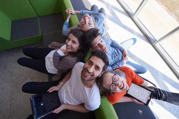 Grupo de estudantes que trabalham em conjunto no projecto escolar — Fotografia de Stock