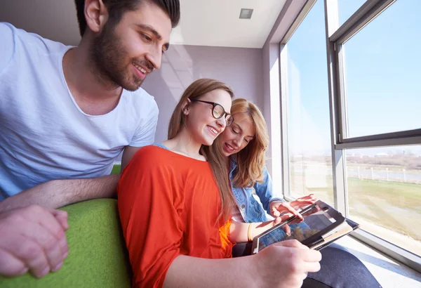 Gruppo di studenti che lavorano insieme al progetto scolastico — Foto Stock