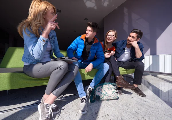 Grupo de estudiantes de pie juntos como equipo — Foto de Stock