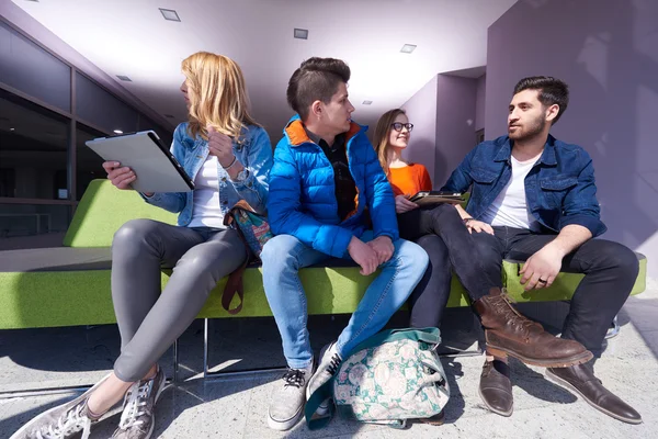 Grupo de estudiantes de pie juntos como equipo —  Fotos de Stock