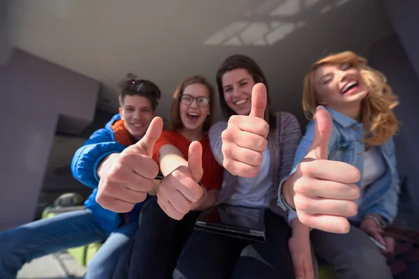 Studentengruppe arbeitet gemeinsam an Schulprojekt — Stockfoto