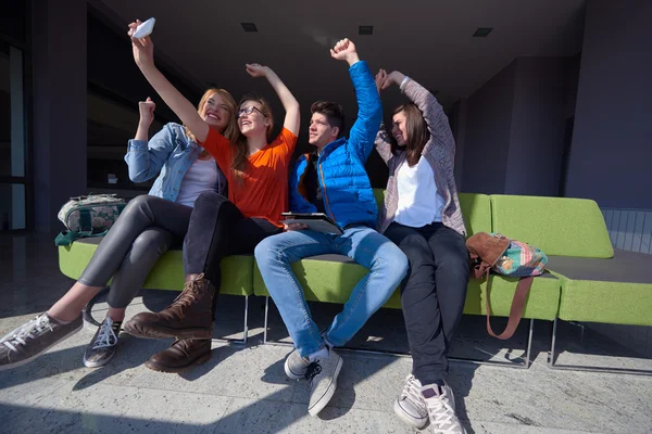 Groupe d'étudiants prenant selfie — Photo