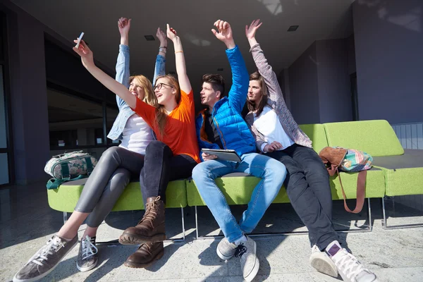 Studentgrupp som tar selfie — Stockfoto