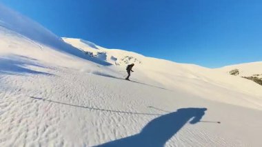 Yetenekli bir kayakçı el değmemiş, el değmemiş yokuşları ustalıkla oyar. Bu heyecan verici heliski macerası, berrak mavi bir dağ yabanda aşırı serbest kayak gösterisi sergiliyor.