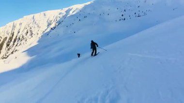 Deneyimli helikopter kayakçıları taze tozu karla kaplı görkemli bir dağa oyup heyecan verici serbest gezinin tadını çıkarıyorlar. Sahne, el değmemiş bir dağdaki ekstrem sporu yakalıyor.
