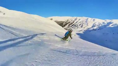 Macera arayanlar, sarmal kayak yapmanın, uçsuz bucaksız, el değmemiş dağ yamaçlarında özgürce dolaşmanın en büyük heyecanını yaşıyorlar. Deneyimli kayakçılar parlak mavi gökyüzünün altında yeni bir tozu oyup sergiliyorlar.