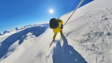 Tecrübeli bir kayakçı, heybetli bir pistten kayak yaparken taze tozla heyecan verici dönüşler yapar. Bu heyecan verici ekstrem spor, güneşli bir günde, nefes kesici karlı bir havada gerçekleşiyor.