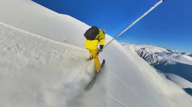 Deneyimli bir kayakçı, heyecan verici bir helezon kayağı macerası sırasında taze tozu oyar. Bu heyecan verici iniş kış dağ sporlarının güzelliğini ve meydan okumasını gözler önüne seriyor.