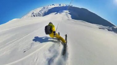 Tecrübeli bir kayakçı heyecan verici bir helezon kayağı serüveninde taze tozu oyar. Görkemli karlı dağlar ve berrak mavi bir gökyüzü bu uç nokta için nefes kesici bir zemin oluşturur.