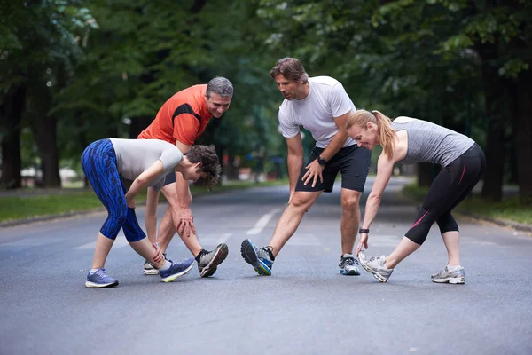 Jogginggruppe dehnt sich — Stockfoto