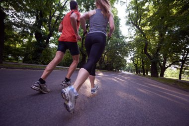 sağlıklı çift koşuyor.