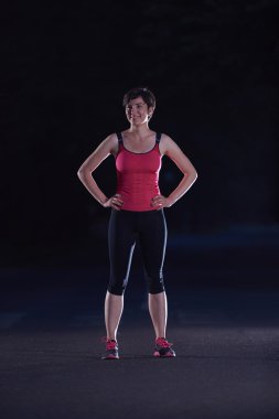 Koşu sabaha uzanan kadın