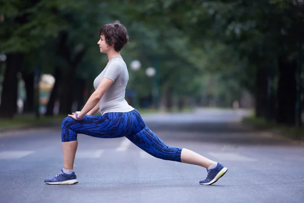 Runner Vrouw Warming Stretching Voordat Ochtend Joggen — Stockfoto