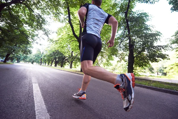 Здоровий спортсмен біжить — стокове фото