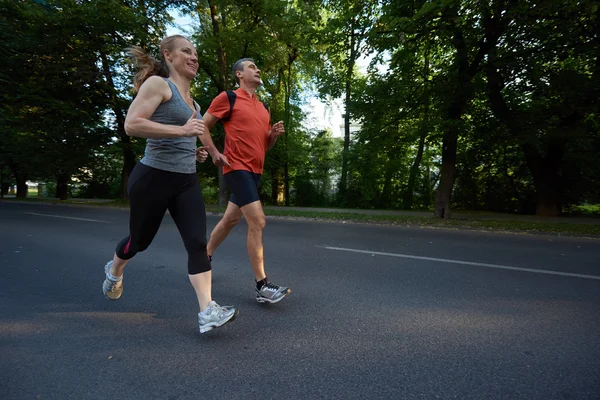 Jogging kobieta na pustej drodze — Zdjęcie stockowe