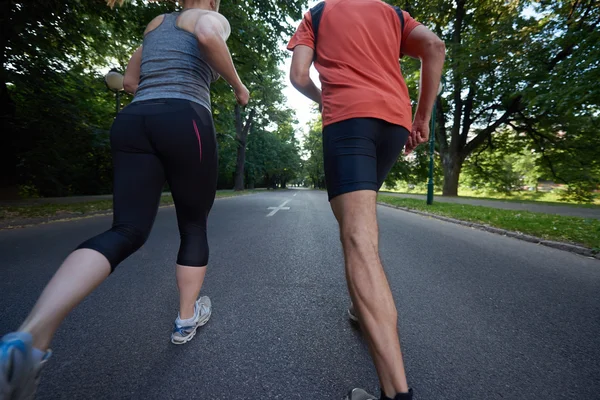 Jogging kobieta na pustej drodze — Zdjęcie stockowe