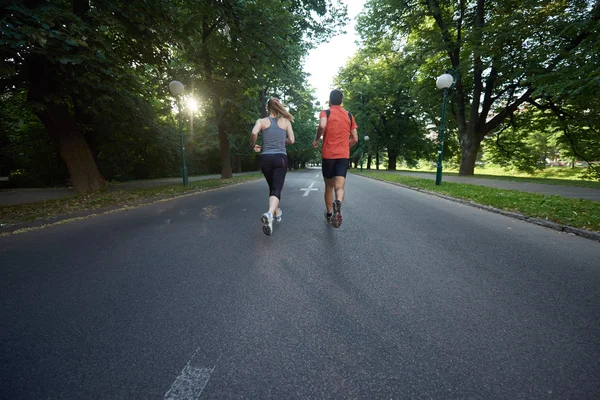 Jogging donna su strada vuota — Foto Stock