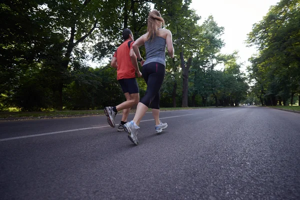 Jogging kobieta na pustej drodze — Zdjęcie stockowe