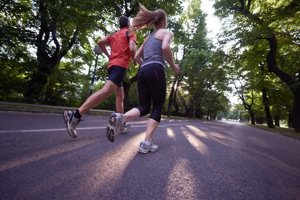 Jogging-Frau auf leerer Straße — Stockfoto