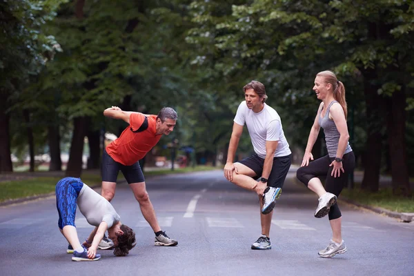 Jogging ludzie grupa rozciąganie — Zdjęcie stockowe