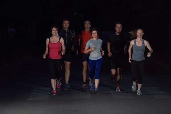 Persone gruppo jogging di notte — Foto Stock