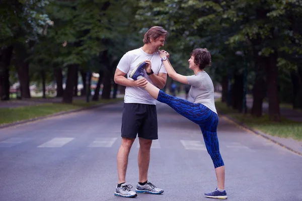 Jogging couple étirement — Photo
