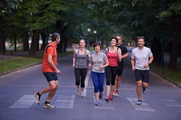 Група людей, біг підтюпцем — стокове фото
