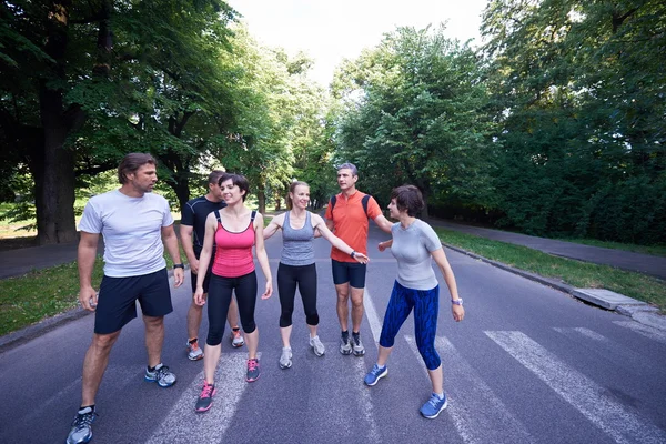 Jogging folk grupp ha kul — Stockfoto